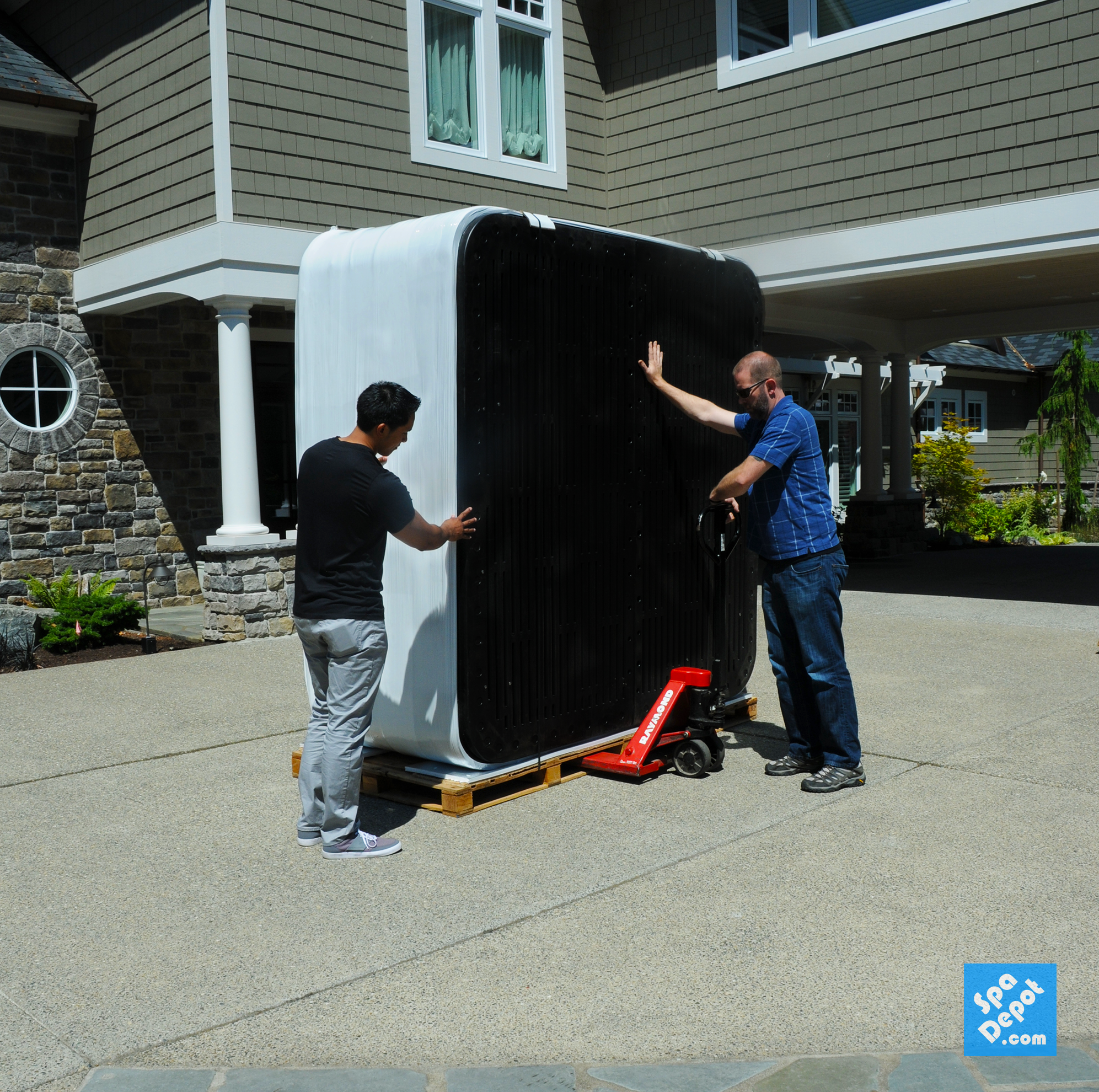 Moving-Spa-Pallet-Jack